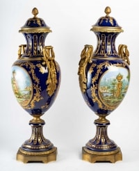 Paire de vases couverts en porcelaine et bronze, XXème siècle , Epoque Napoléon