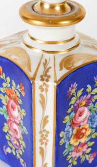 Paire de flacons couverts en porcelaine peinte et dorée
