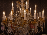 Lustre à dix-huit lumières en bronze ciselé et doré et décor de cristal Baccarat vers 1850-1860