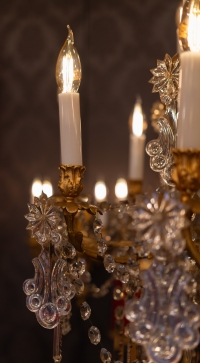 Lustre à dix-huit lumières en bronze ciselé et doré et décor de cristal Baccarat vers 1850-1860