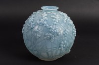 Vase « Druides » verre opalescent double couche patiné bleu de René LALIQUE