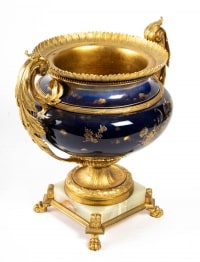Garniture en porcelaine bleu, décor fleurs monture en bronze dorée signé Royal Bonn
