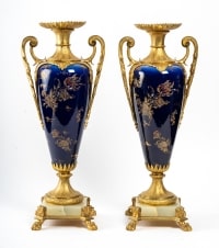 Garniture en porcelaine bleu, décor fleurs monture en bronze dorée signé Royal Bonn