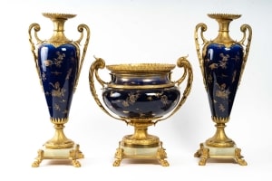 Garniture en porcelaine bleu (coupe + 2 vases )  décor fleurs monture en bronze dorée signé sur la porcelaine Royal Bonn 1755 Germany||||||||||||||