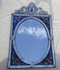 1880/1900&#039; Miroir Venise Rectangulaire à Fronton Avec Cadre en Verre Bleu Orné de Fleurs Emaillées