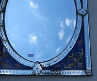 1880/1900&#039; Miroir Venise Rectangulaire à Fronton Avec Cadre en Verre Bleu Orné de Fleurs Emaillées