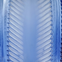 Vase &quot;Biskra&quot; verre bleu patiné blanc de René LALIQUE