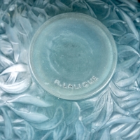 Vase &quot;Gui&quot; verre opalescent double couche patiné bleu de René LALIQUE