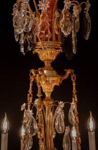 Lustre Salon des Nobles en bronze ciselé et doré à décor de cristal taillé vers 1870