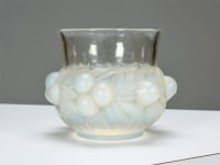 René LALIQUE : Vase « Prunes »  Opalescent .(restaurations)