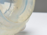 René LALIQUE : Vase « Prunes »  Opalescent .(restaurations)