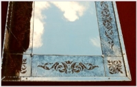 1970′ Miroir Venise Oxydé Vieilli A Décors Eglomisés 120 x 100 cm