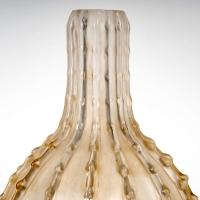 Vase &quot;Dentelé&quot; verre blanc patiné sépia créé par René LALIQUE