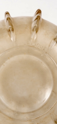Vase &quot;Dentelé&quot; verre blanc patiné sépia créé par René LALIQUE