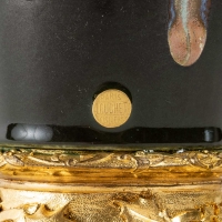 Magnifique vase en grès flammé à décor de coulures, sur socle carré en bronze à patine dorée, signé Paul Louchet, début XXe siècle. 