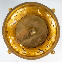 Magnifique vase en grès flammé à décor de coulures, sur socle carré en bronze à patine dorée, signé Paul Louchet, début XXe siècle. 