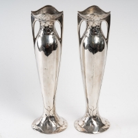 Paire de vases en métal argenté, 1900