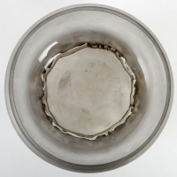 Vase &quot;Lutteurs&quot; verre blanc patiné gris de René LALIQUE