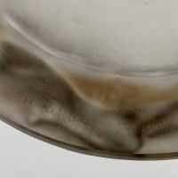 Vase &quot;Lutteurs&quot; verre blanc patiné gris de René LALIQUE