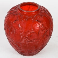 René Lalique : Vase &quot;perruches&quot;  Teinté Rouge&quot;