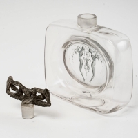 Flacon &quot;Méplat Deux Figurines avec Bouchon Figurine&quot; verre blanc patiné gris de René LALIQUE