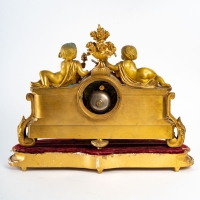 Pendule en bronze et plaque de Sèvres, XIXème siècle