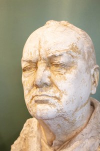 Buste de Winston Churchill en plâtre signé, F. Cogné 1948