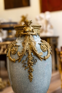 Grande vase de milieu en céladon craquelé montés en bronze doré d&#039;après un modèle de Gouthière (Louvre)