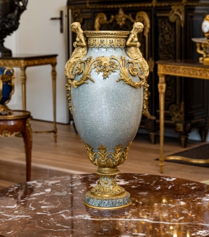 Grande vase de milieu en céladon craquelé montés en bronze doré d&#039;après un modèle de Gouthière (Louvre)||||||