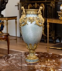 Grande vase de milieu en céladon craquelé montés en bronze doré d&#039;après un modèle de Gouthière (Louvre)