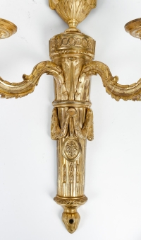 Paire d’appliques à deux bras de lumière en bronze ciselé et doré d’époque Louis XVI vers 1780