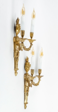Paire d’appliques à deux bras de lumière en bronze ciselé et doré d’époque Louis XVI vers 1780