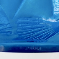 Vase &quot;Poissons&quot; verre bleu électrique patiné blanc de René LALIQUE