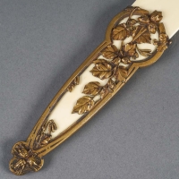 Coupe papier Art Nouveau en ivoire et bronze, signé Guenardeau, marque du fondeur Susse fils, début du XXe siècle