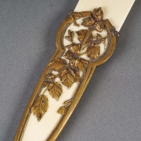 Coupe papier Art Nouveau en ivoire et bronze, signé Guenardeau, marque du fondeur Susse fils, début du XXe siècle