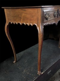 Table Console en palissandre mouluré reposant sur quatre pieds cambrés Portugal 18ème siècle