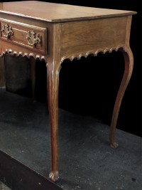 Table Console en palissandre mouluré reposant sur quatre pieds cambrés Portugal 18ème siècle