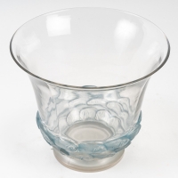 Vase &quot;Monaco&quot; verre blanc patiné bleu de René LALIQUE