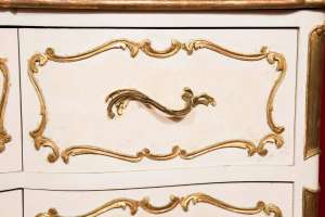 Commode italienne des années 1950 en bois peint et doré de très belle facture.