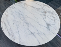 Knoll International et Eero Saarinen : Table à manger à plateau circulaire en marbre