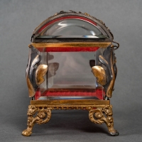 Petit coffret en cristal, serti d&#039;une armature en bronze à patine dorée et argentée, XIXe siècle.