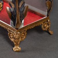 Petit coffret en cristal, serti d&#039;une armature en bronze à patine dorée et argentée, XIXe siècle.