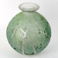 Vase &quot;Milan&quot; verre blanc patiné vert de René LALIQUE