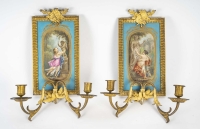 Pair d’appliquées en porcelaine de sevrés signé et monture en bronze doré et ciselé d’époque 19em siècle h:43cm