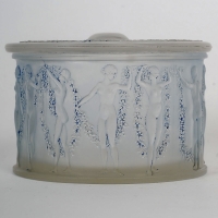 Boîte &quot;Figurines et Guirlandes&quot; verre blanc patiné bleu de René LALIQUE