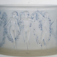 Boîte &quot;Figurines et Guirlandes&quot; verre blanc patiné bleu de René LALIQUE