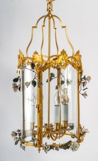 Lanterne de style Louis XV à décor de fleurs en porcelaine