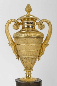 Paire de vases couverts en bronze finement ciselé patiné et doré époque Empire vers 1810