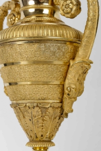 Paire de vases couverts en bronze finement ciselé patiné et doré époque Empire vers 1810