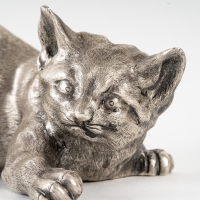 statuette en argent, poinçonnée, à l&#039;effigie d&#039;un chat, travail du XXe siècle.